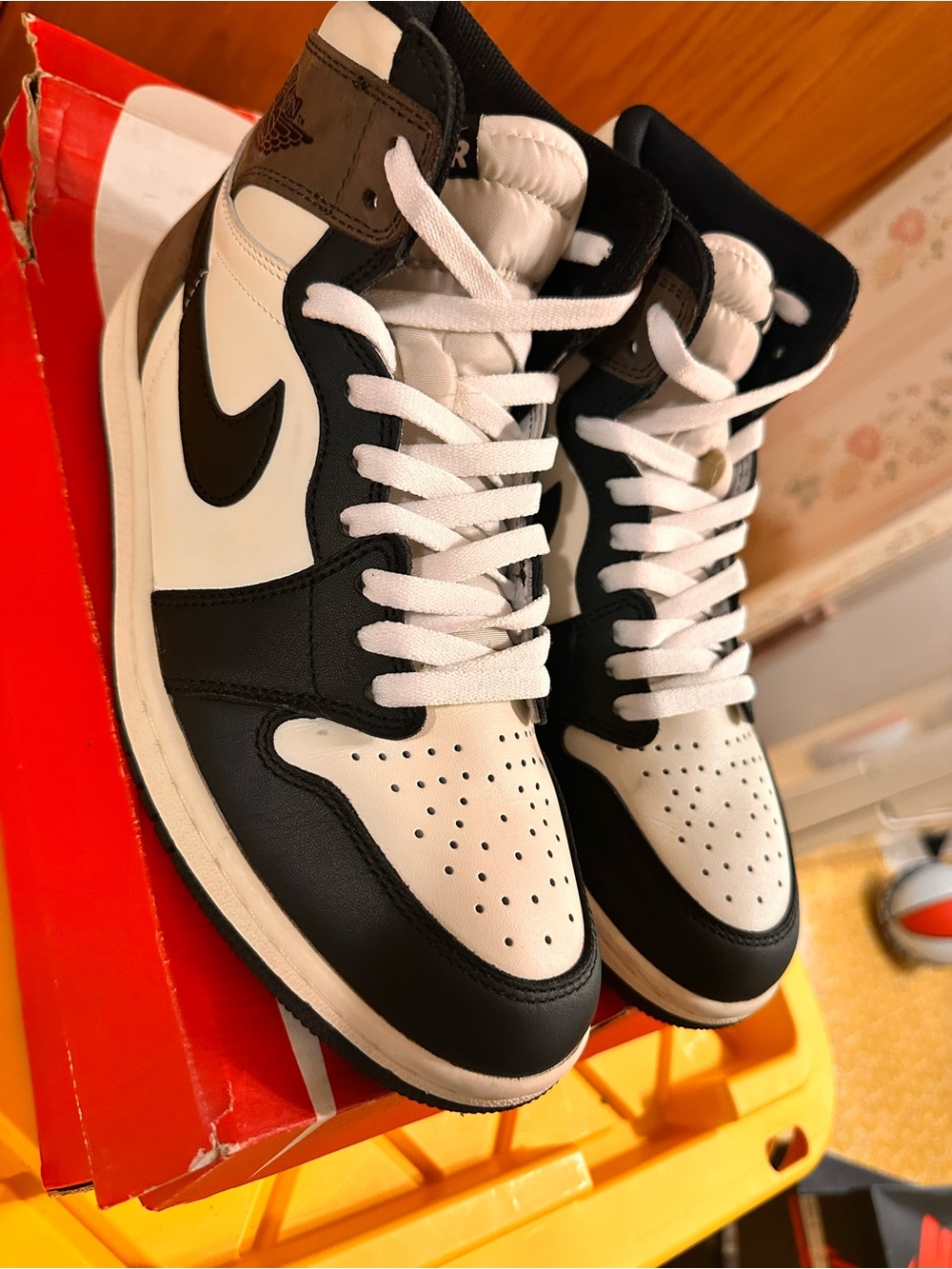 Nike Air Jordan 1 High Men's Dark Mocha Sneakers Size 9.5 men’s - Picture 6 of 12